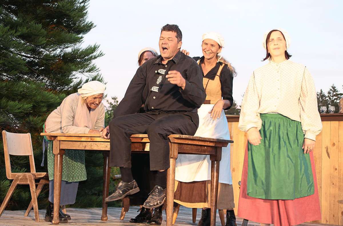 	Bild 2	von 2	 Die Premiere des Schauspiels 