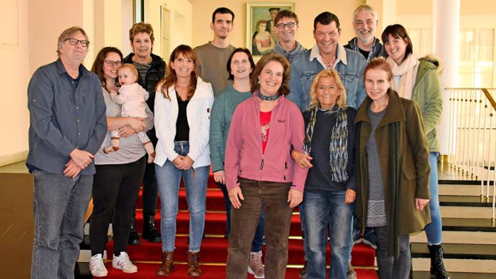 Ein Teil des Sommertheater-Ensembles bei der ersten Leseprobe im Kurhaus Freudenstadt mit Regisseur Jürgen von Bülow (links), Regieassistentin Helga Dengler (hinten links) sowie Produktionsleiter Frank Gretenkort (hinten rechts). Foto: Keck